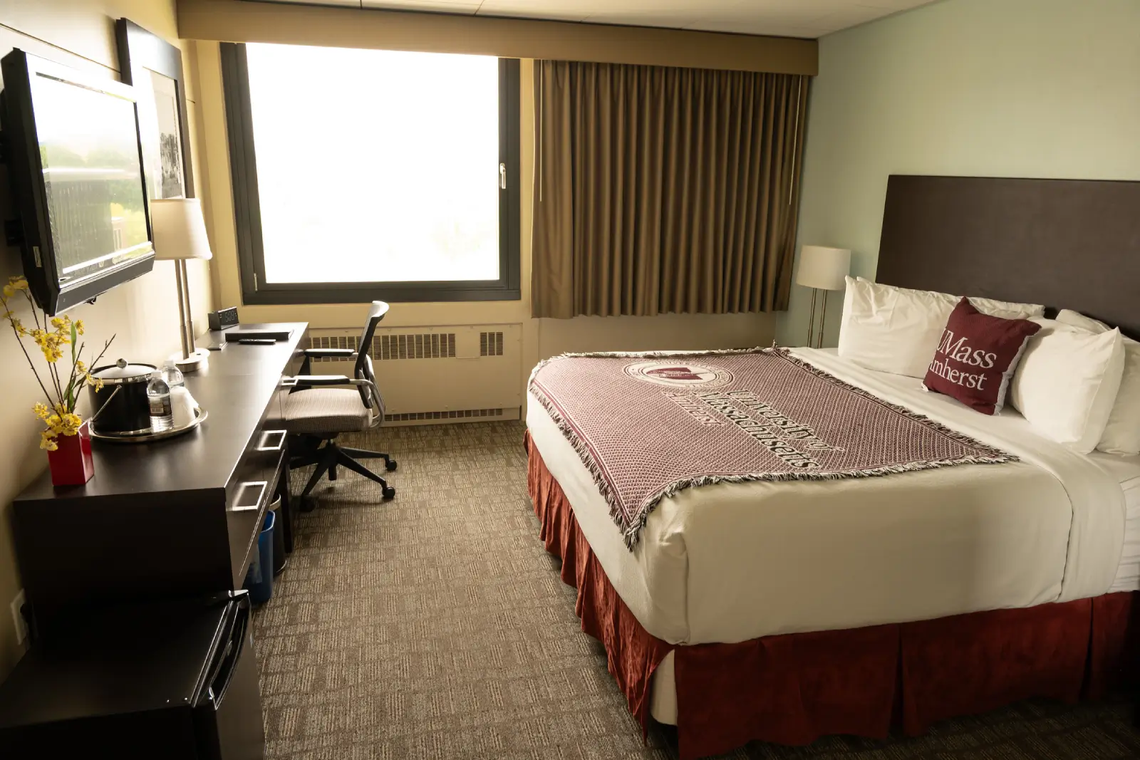 King Bed - hotel umass
