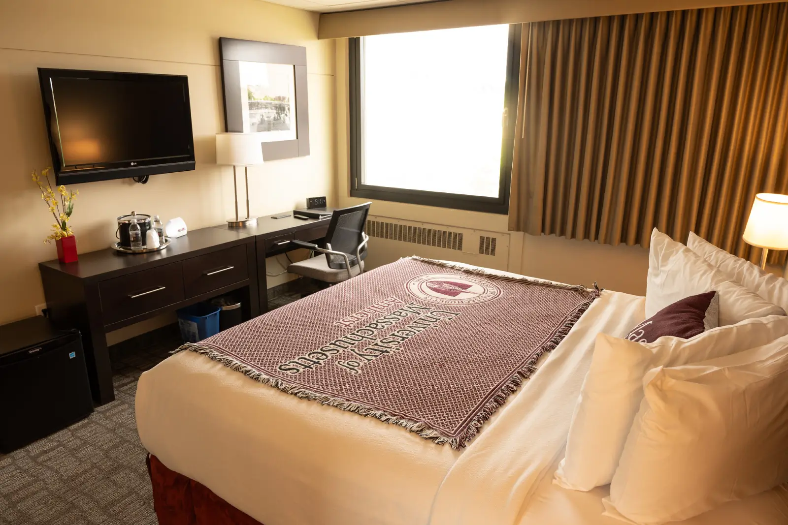 Queen Bed - hotel umass